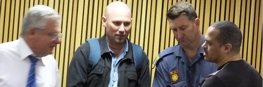 Chris Crous en Frankie Barends, wat tans in aanhouding is, en die prokureur, Anthony Broadway (links),  wat saam met hulle aangekla is. Broadway wat homself verdedig, was voorheen die sindikaat se prokureur.